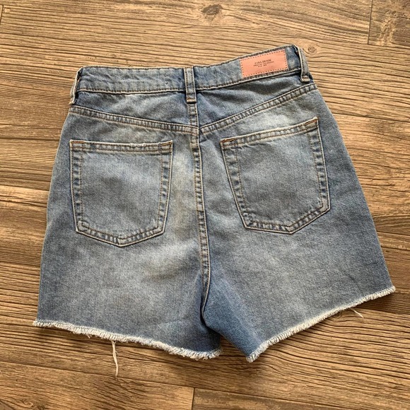 NWT Zara Button Fly Ripped Distressed Cut-Off Denim Shorts Size 2 US - Picture 4 of 4